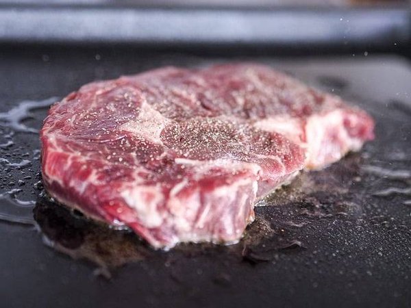 Comment choisir le meuble plancha extérieur idéal pour des barbecues réussis ?